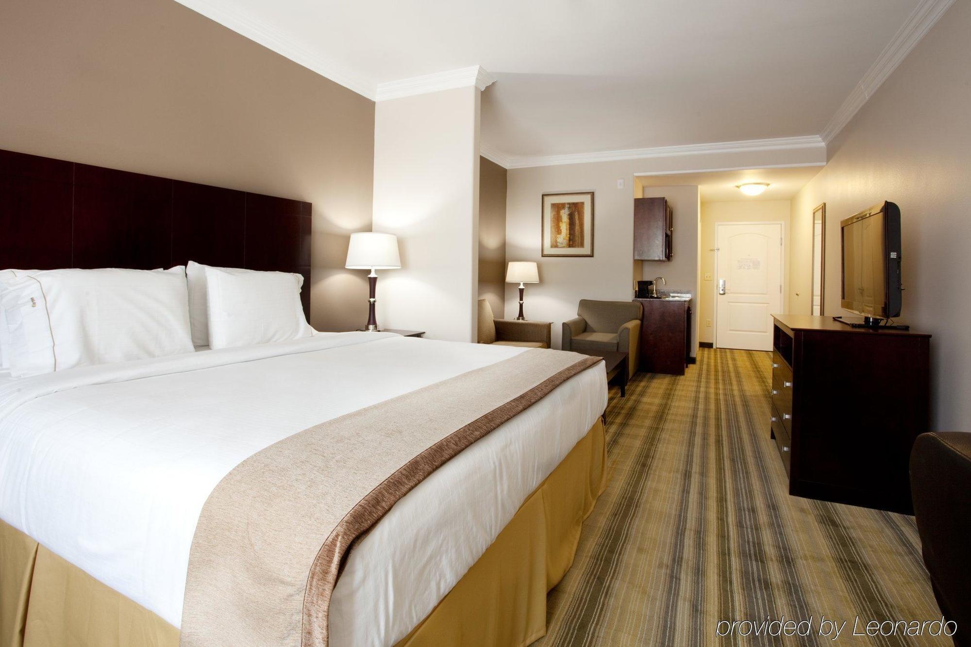 Holiday Inn Express & Suites - Cut Off Galliano By Ihg Room photo